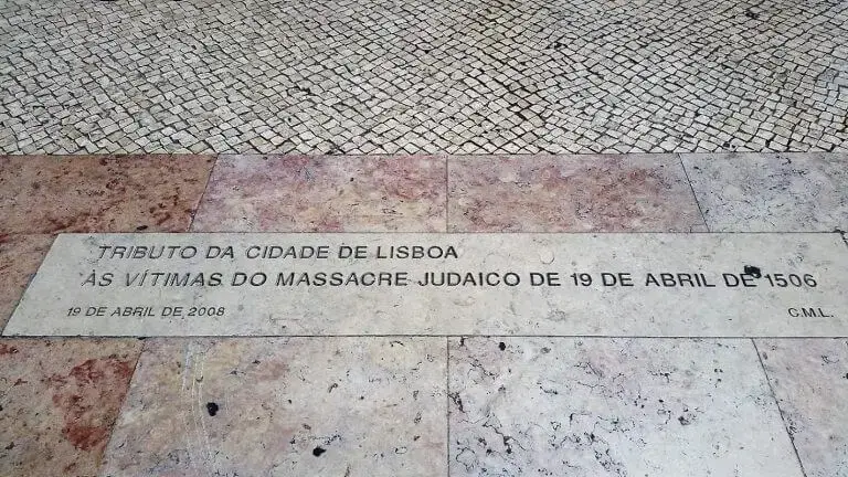 On the evening of 19 April, Dominican friars instigated the population to kill the new Christians. Between 2,000 and 4,000 people have died in a barbaric form, incinerated in piles in various parts of the city.