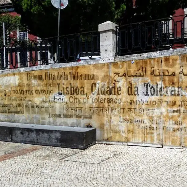 The memorial is a work of 2008 by Graça Bachmann, on a proposal from the Jewish Community. It is made of stone, a sphere, a symbol of the world, truncated that evokes violence and chaos.