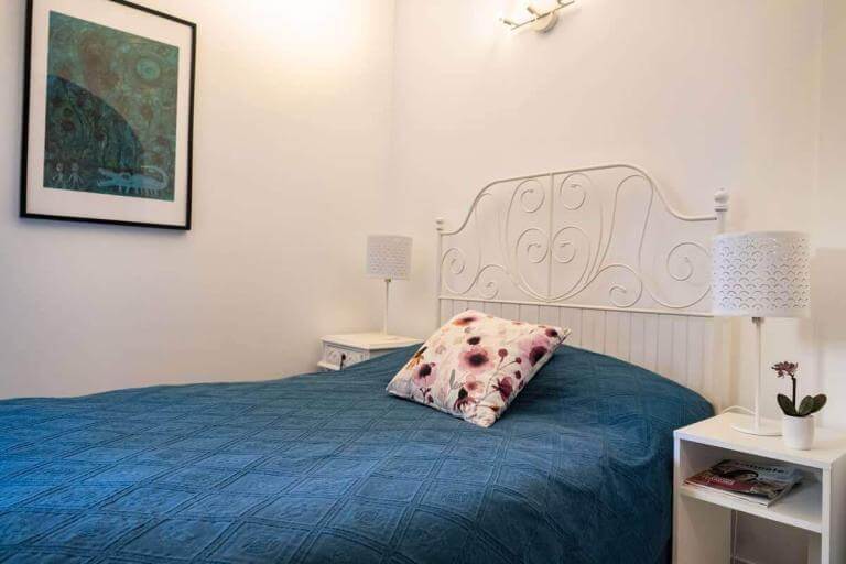 Tings Lisbon's Garden Room is located in the garden, with a double glass door with direct access to the garden. It has a Queen size bed and – like all our rooms – private bathroom en suite.