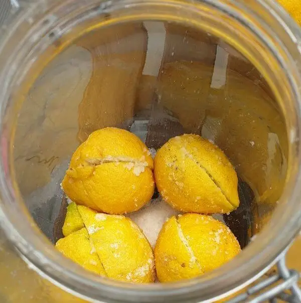 At Tings Lisbon we preserve the lemons from the garden - here is the recipe. Place the salted lemons in the jar