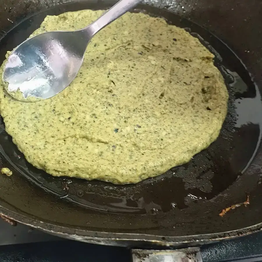Spread the dough in a circle with 'edges' so it becomes like a small 'bowl' - I prefer to use my hands. When both sides are crispy and the core is soft the plain bara is ready to eat :-)