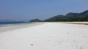 This beach is one of our favorit beaches 10.000 km (or 24 hrs travel) from Lisbon - in Myanmar. If you don't want to travel that far, click on the photo and have a look at our beaches at Troia only just 1 hr from Tings Lisbon.