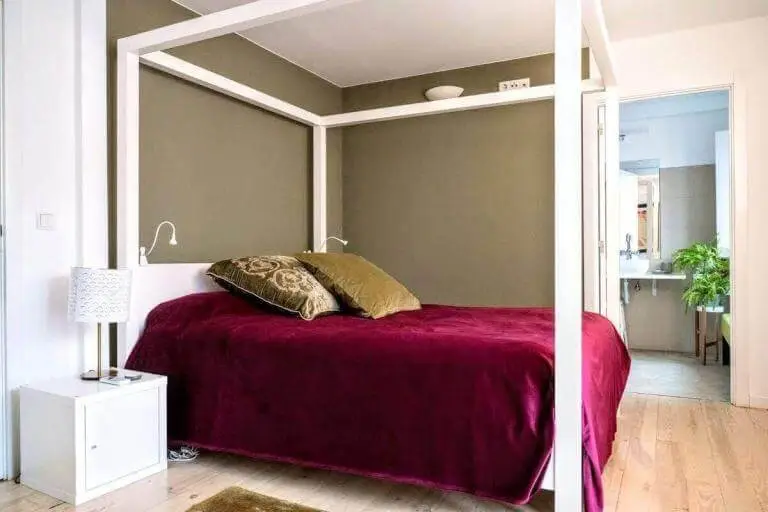 The four-poster bed in Green Lounge