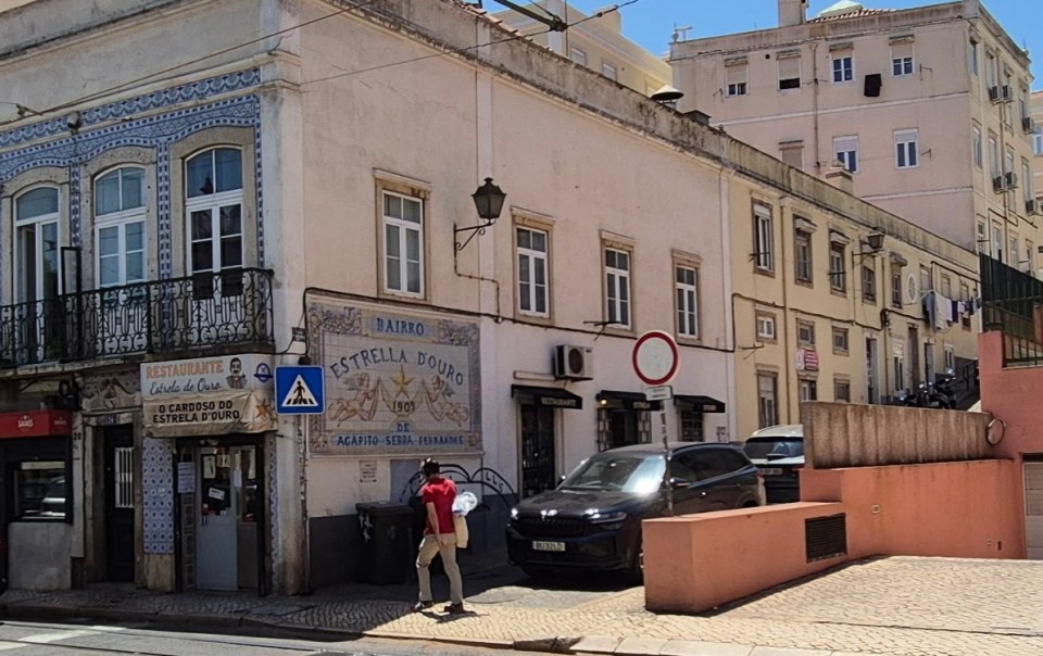Agapito 1909 tile panels on the building corner where Graça Road meets Rua Virgínia. Bairro Estrella Douro in the back