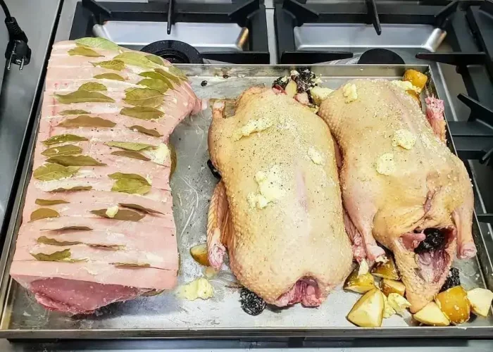 REMEMBER: You can easily place two roasts next to each other. Or make the pork roast together with your duck. Just remember that the roasting time between the two varies depending on sizes and weight. This process not only saves time - depending on your duck’s stuffing, it also makes the best sauce.