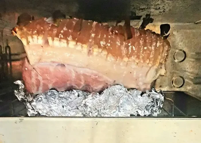 THE OVEN: Not two ovens are the same. So keep an eye on it every 10 minutes. Place the roast in a preheated 180°C - 200°C oven - lowest position. Roasts with bones are oddly angled. Place a potato or metal folie under the 'lower' part to make it horizontal. When the roast ‘falls’ because of the heat, just reorganize it.
